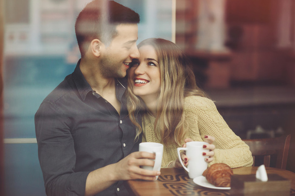 Пара влюбленных, пьющих кофе в кафе
 - Фото, изображение