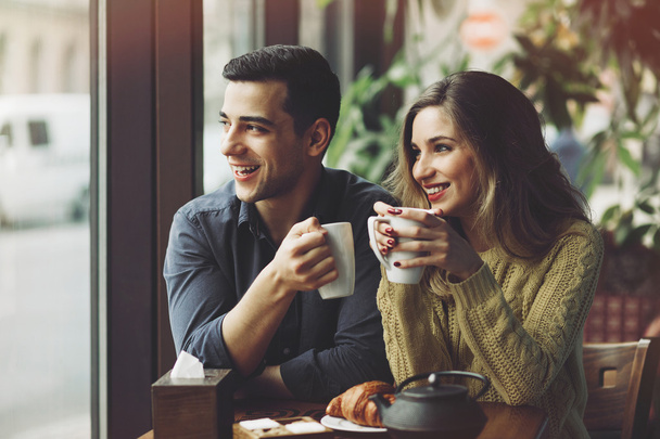 Pariskunta rakastaa kahvin juomista kahvilassa
 - Valokuva, kuva