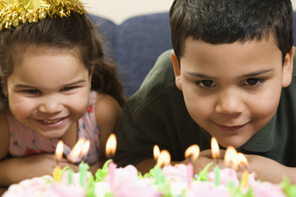 Kids and birthday cake. - Foto, afbeelding