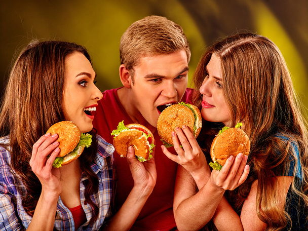 Seskupit lidi, kteří drží velké hamburgery . - Fotografie, Obrázek