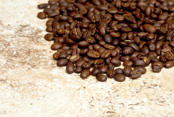 Granos de café en una pila sobre un fondo oscuro
 - Foto, Imagen