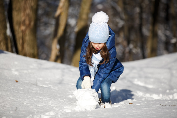 Bambina all'aperto nella bella giornata invernale sulla neve
 - Foto, immagini