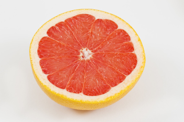 eine halbe rote Grapefruit - Foto, Bild