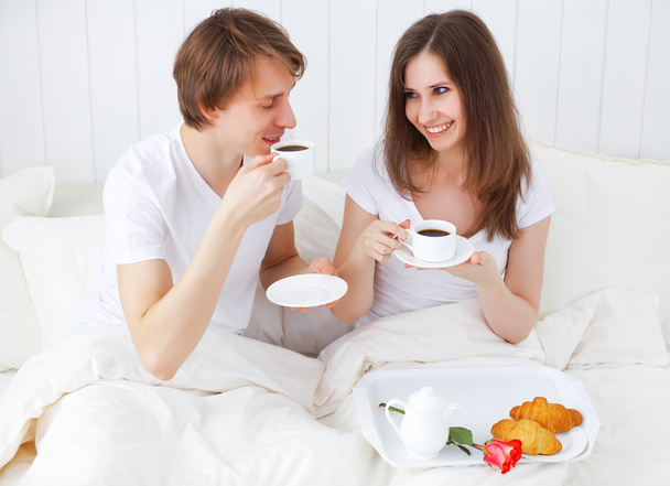 couple aimant prendre le petit déjeuner au lit
 - Photo, image