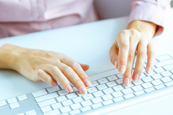 Woman office worker typing on the keyboard - Fotó, kép