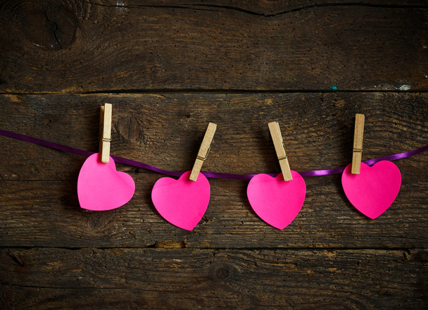 Ροζ καρδιά χαρτί κοπεί με ρούχα καρφίτσες - Φωτογραφία, εικόνα