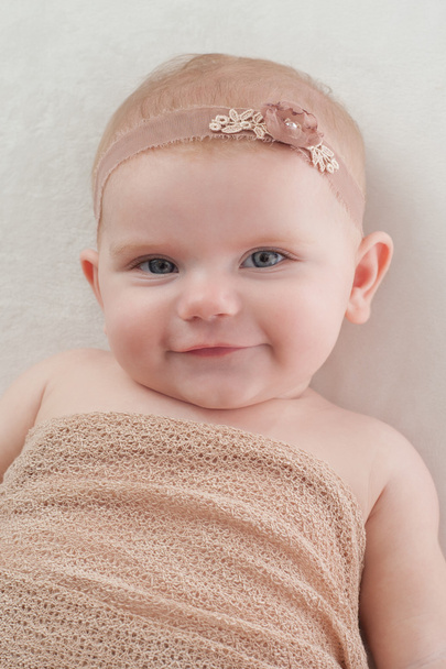 glücklich Baby Mädchen mit beige Blume Stirnband - Foto, Bild