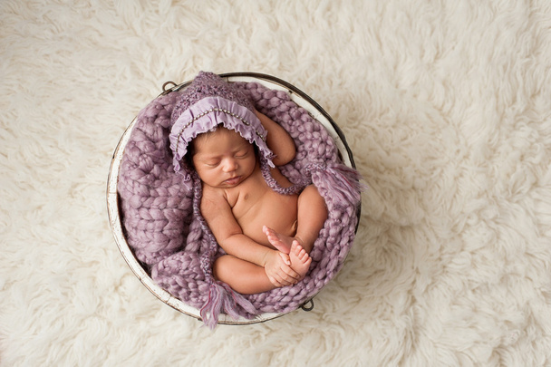 Newborn Girl Sleeping in a Wooden Bucket - Φωτογραφία, εικόνα
