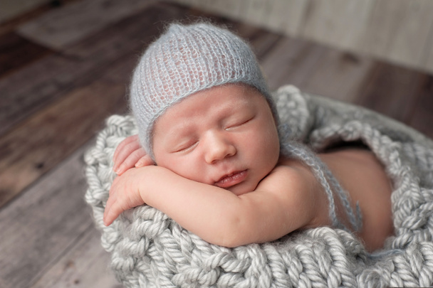 Новорожденный мальчик с мохером на капоте
 - Фото, изображение