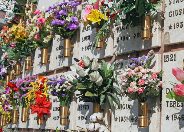 Tumbas lápidas y crucifijos de un cementerio al aire libre
 - Foto, Imagen