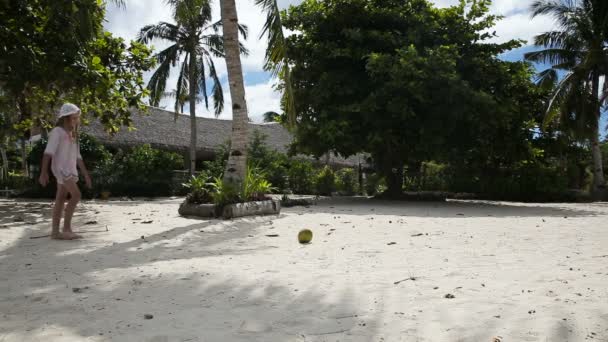 Молодая девушка играет с кокосом
 - Кадры, видео