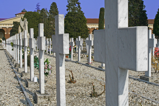 Túmulos lápides e crucifixos de um cemitério
 - Foto, Imagem