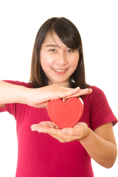 Mujer mostrar corazón manos aisladas en blanco
 - Foto, imagen