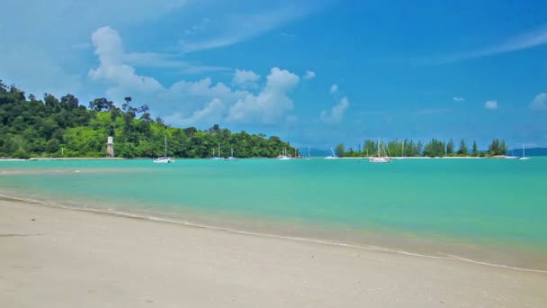 Schwenk-Aufnahme eines schönen Strandes in Langkawi, Malaysia - Filmmaterial, Video