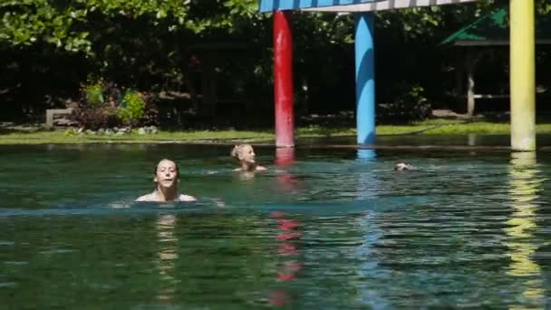 onnellinen perhe uima-altaassa - Materiaali, video