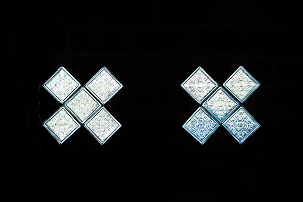 Φως λάμπει μέσα από το γυαλί μπλοκ τοίχο στο σπίτι - Φωτογραφία, εικόνα