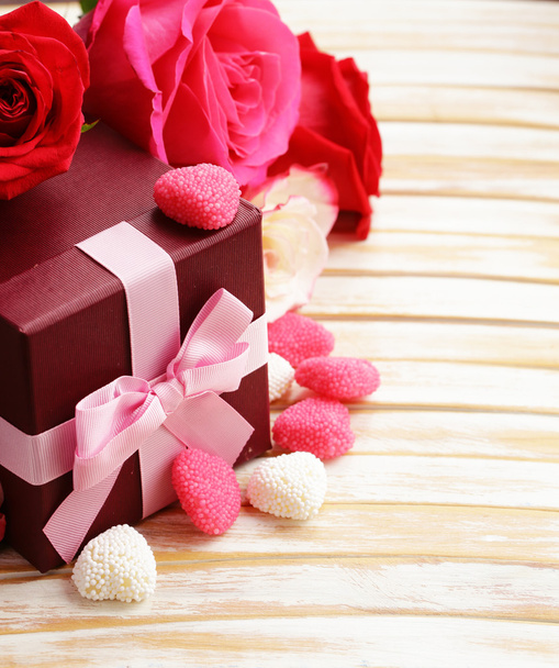 Květy růže, srdce a dárky pro den svatého Valentýna - Fotografie, Obrázek