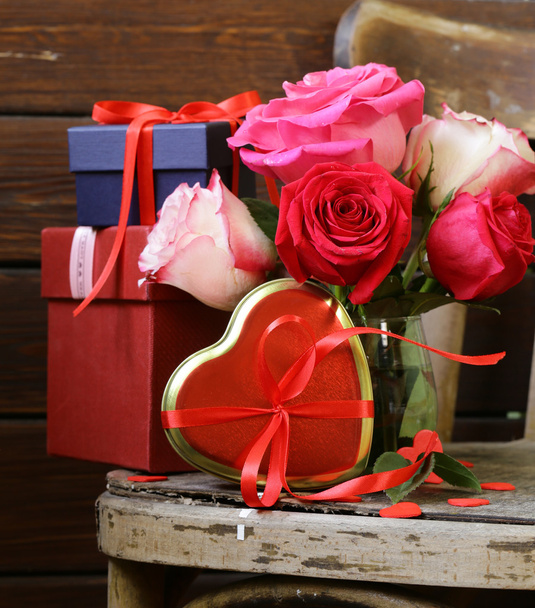 Rosenblumen, Herzen und Weihnachtsgeschenke zum Valentinstag - Foto, Bild