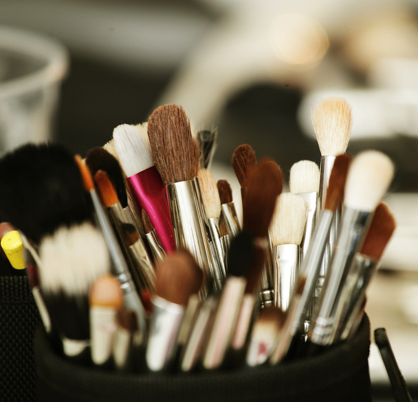 makeup tools in their holder - 写真・画像