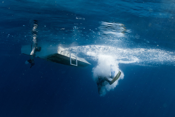 Taucher springt vom Boot - Foto, Bild