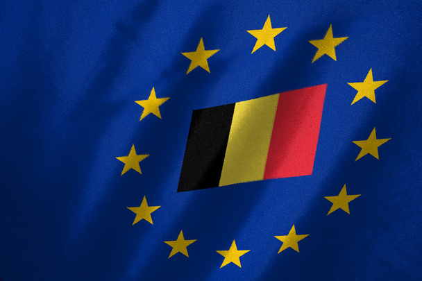 bandera de Bélgica en la bandera de la UE sobre tela
 - Foto, Imagen