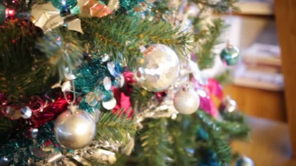 muñeco de nieve y bolas de Navidad en el árbol de Navidad, panorámica de la cámara de fotos en HD
 - Metraje, vídeo