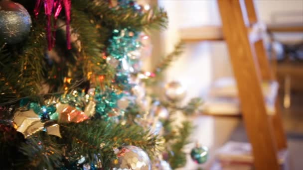 χιονάνθρωπος και χριστουγεννιάτικα μπάλες στο χριστουγεννιάτικο δέντρο, panning πλάνο φωτογραφική μηχανή σε Hd - Πλάνα, βίντεο