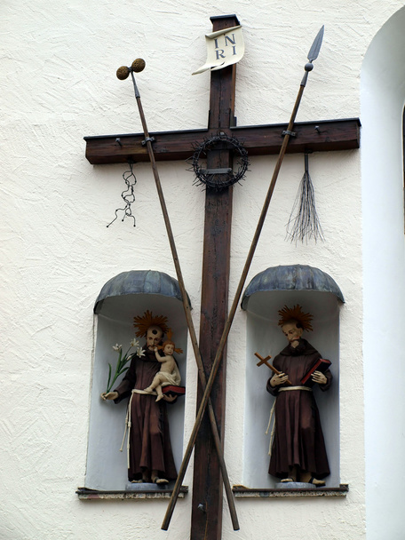 Vecchia croce di legno e figure religiose
 - Foto, immagini