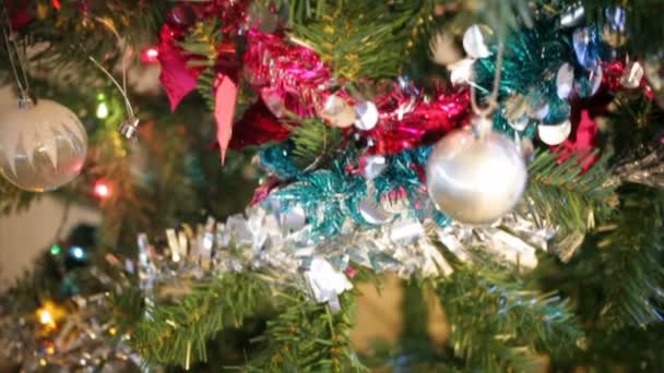 sneeuwpop en kerstballen op kerstboom, panning van de camera gefilmd in Hd - Video