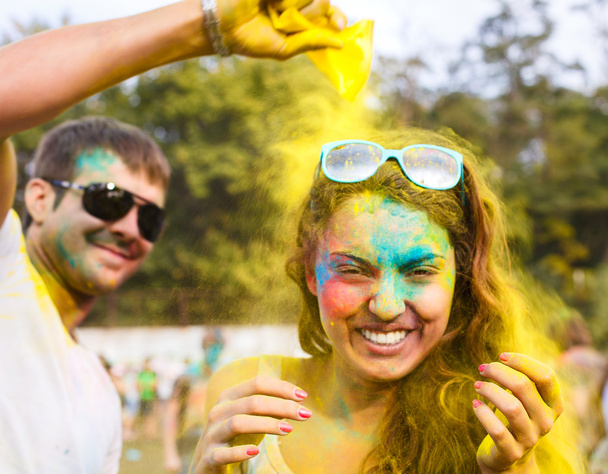 Счастливая влюбленная пара на фестивале цвета холи - Фото, изображение