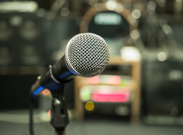 Selective focus on microphone with blurry music studio backgroun - Valokuva, kuva