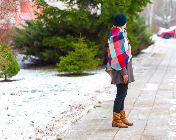 Mädchen läuft im Winter auf Gehweg - Foto, Bild