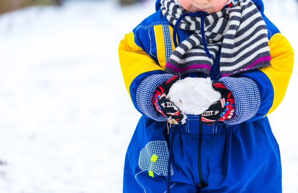 Kar topu kış açık ile oynayan çocuk - Fotoğraf, Görsel