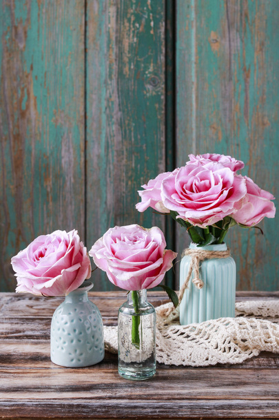 Beautiful pink roses, wooden background - Foto, Imagen