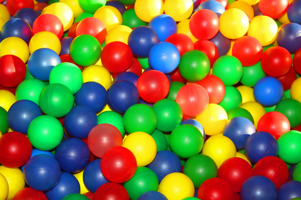 Hintergrund, bunte Plastikbälle auf Kinderspielplatz - Foto, Bild
