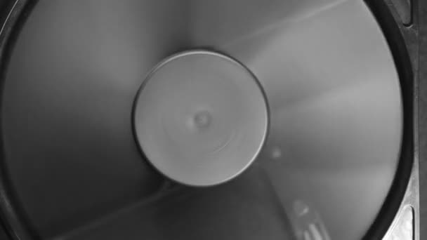 Fan turbine mögött egy sötét felszín - Felvétel, videó