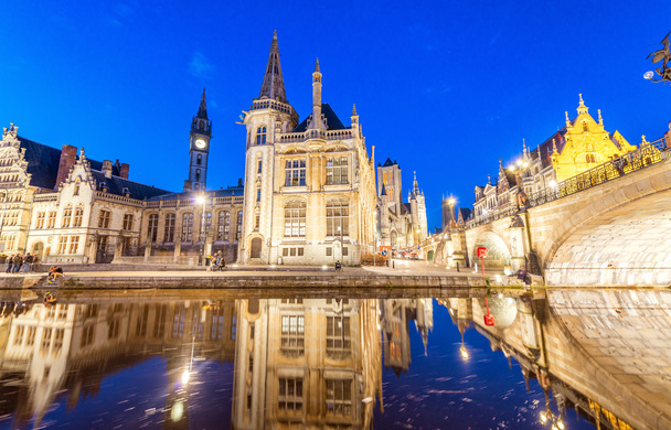 Gent, Belgia. Pięknej nocy średniowieczny gród - Zdjęcie, obraz