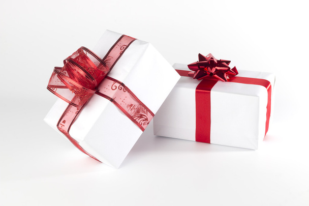 Cadeaux blancs avec rubans rouges et noeuds, isolés
 - Photo, image