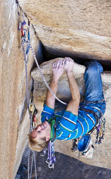 Скеля climber struggelling
 - Фото, зображення