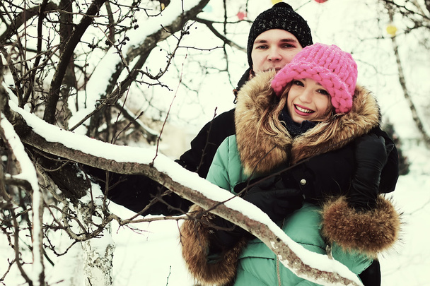 νεαρό ζευγάρι εραστών το χειμώνα - Φωτογραφία, εικόνα