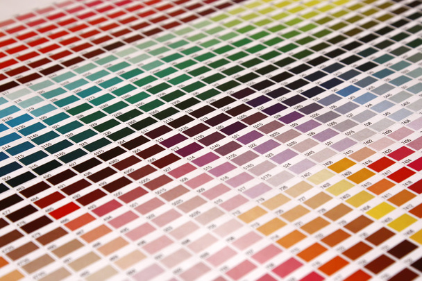 Guia de cores de cores pantone para chanfrar posição
 - Foto, Imagem
