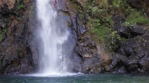 Wasserfall trägt den Namen "namtok chokkadin" im thong pha phum Nationalpark, Provinz Kanchanaburi, Thailand, Schwenken nach oben im niedrigen Winkel - Filmmaterial, Video
