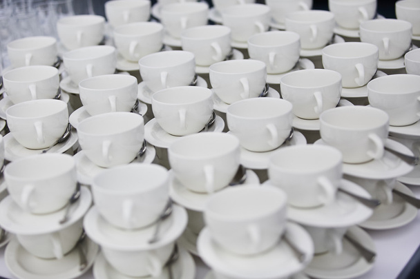 Белые чашки на столе
 - Фото, изображение