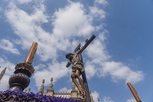 Jesus na cruz, fraternidade dos estudantes, Semana Santa em Sevilha
 - Foto, Imagem
