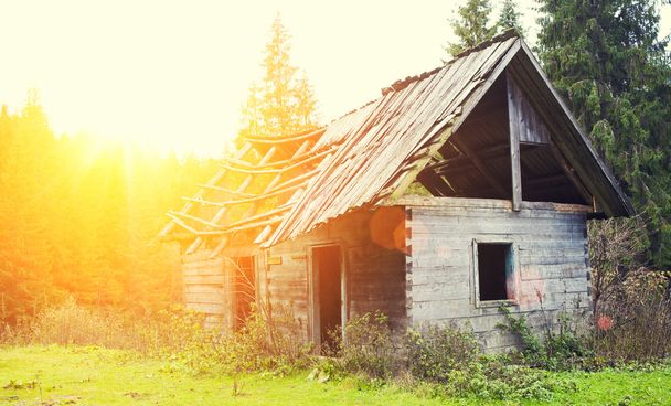 Casa de madera abandonada
. - Foto, imagen