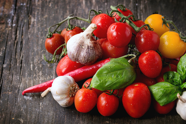 Assortment of tomatoes and vegetables - Valokuva, kuva