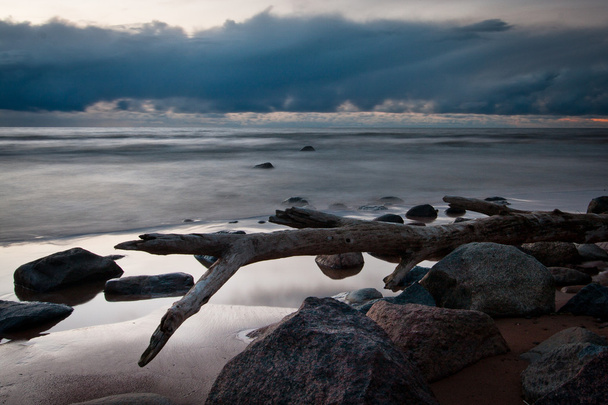 Wybrzeże morskie z dużymi kamieniami - Zdjęcie, obraz