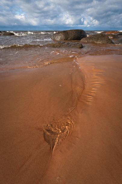 Θάλασσα ακτή με μεγάλες πέτρες - Φωτογραφία, εικόνα