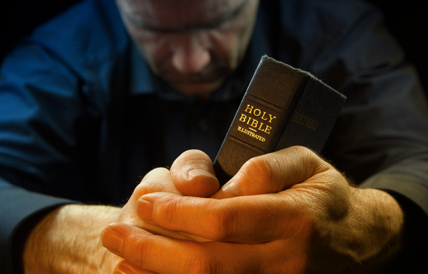 Man met een Heilige Bijbel - Foto, afbeelding