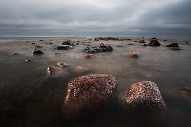 Tengeri part nagy kövekkel - Fotó, kép